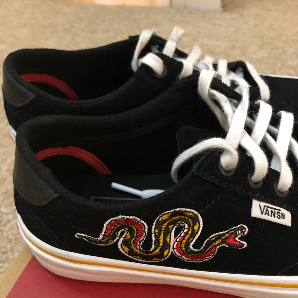 Embroidered vans - Picture 3 of 5